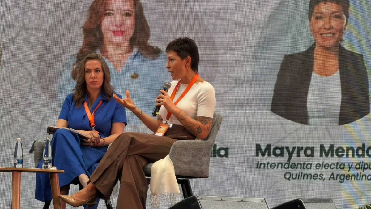 mayrasmendoza's tweet photo. 📍 Medellín, Colombia 🇨🇴

Participamos de la Cumbre de Gobiernos Locales y Subnacionales de la Climate Week Medellín, como parte del panel internacional de la Red de BiodiverCiudades, junto a representantes de distintas ciudades de América Latina.

Compartimos la experiencia de gestión que venimos construyendo en Quilmes desde 2019, desde una mirada que busca ir siempre de la periferia al centro y que entiende que no hay desarrollo posible si no mejora concretamente la calidad de vida de nuestra comunidad.

Además, llevamos a este encuentro una necesidad urgente para nuestra ciudad: las obras de la cuenca de los arroyos San Francisco y Las Piedras. Frente a un Gobierno Nacional que se retira y abandona obras fundamentales, necesitamos construir alianzas y encontrar herramientas de financiamiento para seguir dando respuestas a demandas históricas de nuestros vecinos y vecinas.

Los problemas de nuestra comunidad no pueden esperar. Por eso necesitamos gobiernos locales fuertes, con herramientas para seguir trabajando y dando respuestas desde el territorio. La justicia ambiental también es justicia social. 🤍🫂