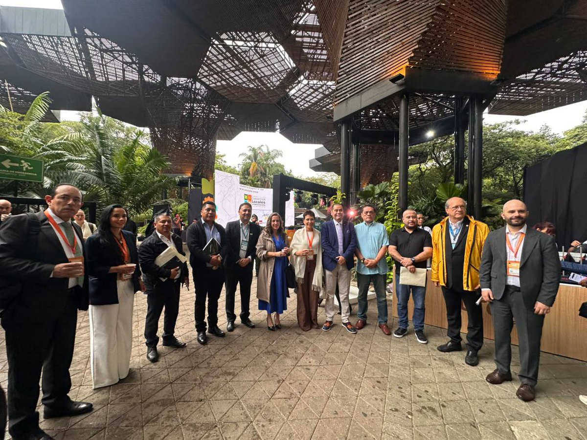 mayrasmendoza's tweet photo. 📍 Medellín, Colombia 🇨🇴

Participamos de la Cumbre de Gobiernos Locales y Subnacionales de la Climate Week Medellín, como parte del panel internacional de la Red de BiodiverCiudades, junto a representantes de distintas ciudades de América Latina.

Compartimos la experiencia de gestión que venimos construyendo en Quilmes desde 2019, desde una mirada que busca ir siempre de la periferia al centro y que entiende que no hay desarrollo posible si no mejora concretamente la calidad de vida de nuestra comunidad.

Además, llevamos a este encuentro una necesidad urgente para nuestra ciudad: las obras de la cuenca de los arroyos San Francisco y Las Piedras. Frente a un Gobierno Nacional que se retira y abandona obras fundamentales, necesitamos construir alianzas y encontrar herramientas de financiamiento para seguir dando respuestas a demandas históricas de nuestros vecinos y vecinas.

Los problemas de nuestra comunidad no pueden esperar. Por eso necesitamos gobiernos locales fuertes, con herramientas para seguir trabajando y dando respuestas desde el territorio. La justicia ambiental también es justicia social. 🤍🫂