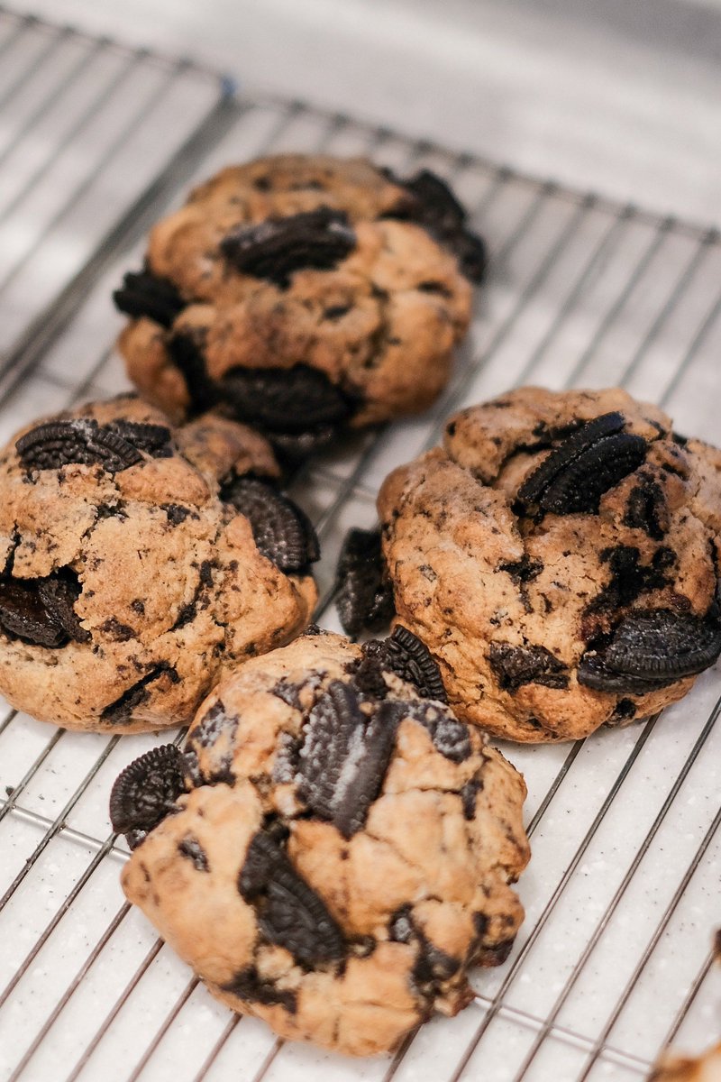 BorisSerrawej's tweet photo. Nothing beats the first bite of warm, buttery homemade chocolate chip cookies on a rainy afternoon ， https://t.co/WIdB5nCpKy