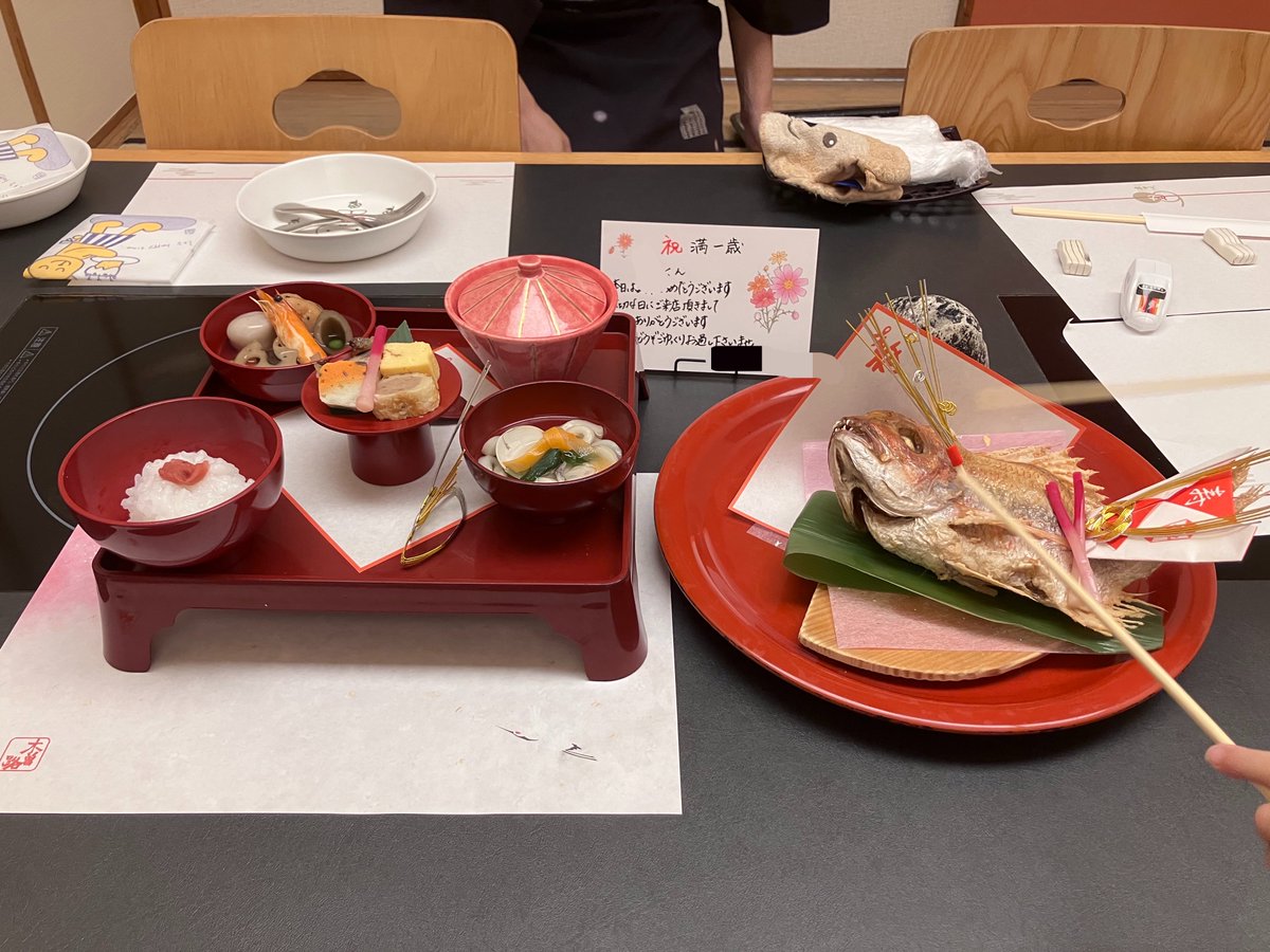 gourmet_rapper's tweet photo. 下の子ちゃん㊗️1歳🥳上の子ちゃんはきじまだったけど、今回は木曽路に✨お祝い膳ほぼ全てたいらげ、びっくり👀 https://t.co/r1XHo40zAU
