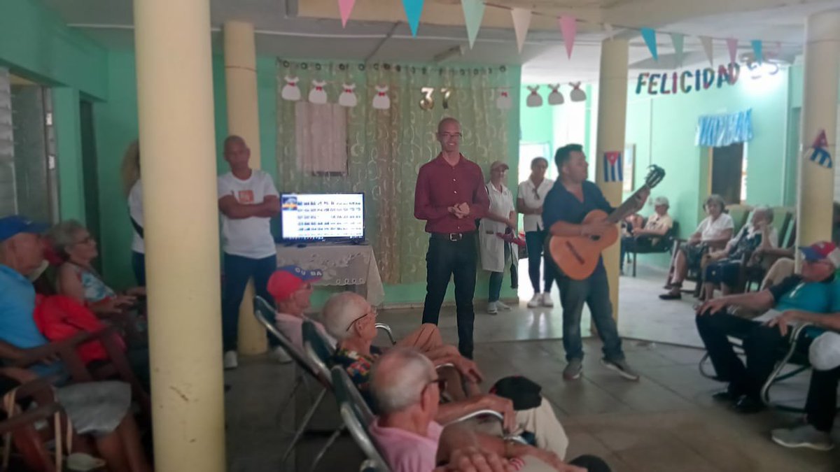 AlimentosCphe's tweet photo. Felicidades por el 37 aniversario #PorLasTunasLaVictoria https://t.co/NSw9FibcEr