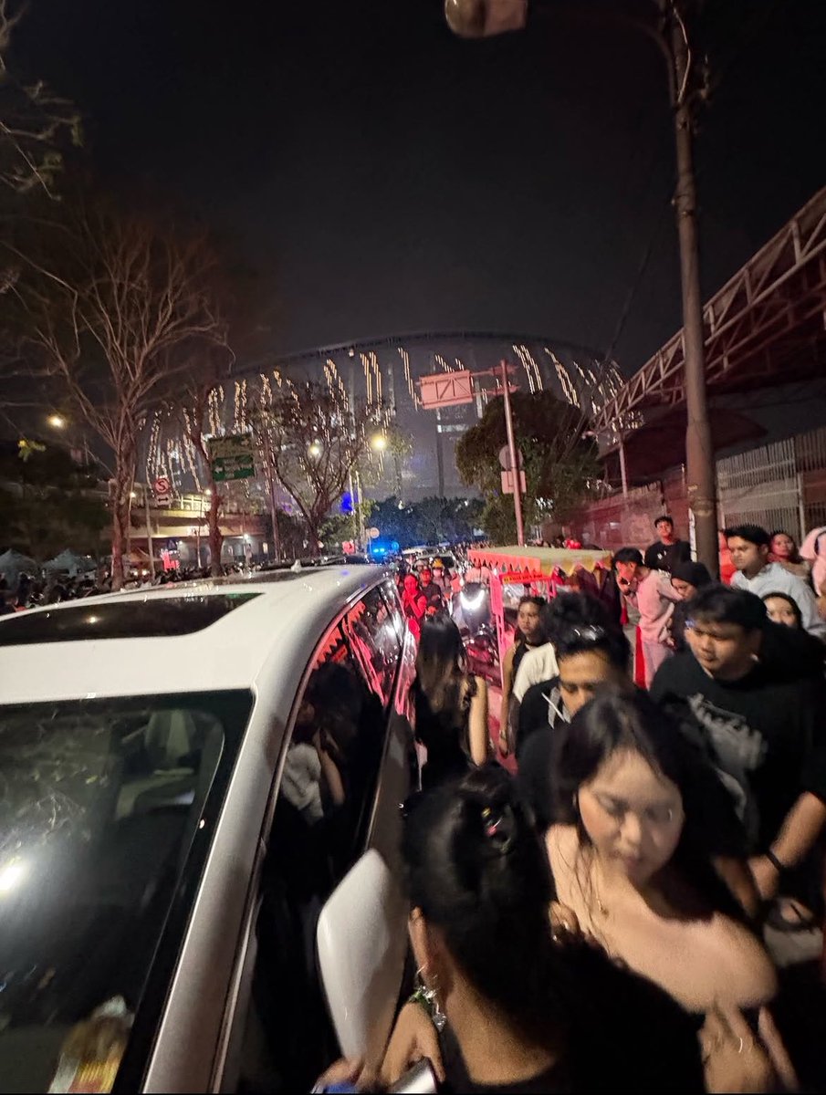 sibambaang's tweet photo. Pasca konser WEEKND pada ngeluh TRAUMA NONTON konser di JIS.

1 jam jalan kaki gak ada TRANSPORT. Lalu pada nyalahin ANIES karena bikin STADION GEDE gitu gak terintegrasi sama transum.

Padahal,

Masterplan JIS dari awal dirancang terintegrasi 3 moda: KRL, TransJakarta, dan LRT, dengan TransJakarta koridor 14 JIS-Senen sudah diuji coba rutenya sejak 2022.

Untuk KRL, Pemprov dan DJKA baru bahas FS dan DED stasiun di timur dan barat JIS sebagai rencana jangka pendek shelter di barat, karena kewenangan rel memang di KAI pusat. 

Makanya baru aktif 2026 kemarin sebagai Infrastruktur Terpadu JIS-Ancol yang diresmikan Pramono meliputi Stasiun KRL JIS.

HARUSNYA yang disalahin KAI kenapa lemot!

Ada yang bilang Anies mimpin provinsi tapi yang musuhi pusat.

Semua programnya gak didukung pemerintah pusat. Semua lembaga dan kementerian gak boleh bantu program gubernur.

Bikin rusun aja kuncinya ditahan biar dapet kesan buruk.

Pasca menjabat, semua programnya gak dilanjutkan dan diframing jelek.

Warga JKT sering menyebut 1 nama untuk disalahkan: Heru Budi.