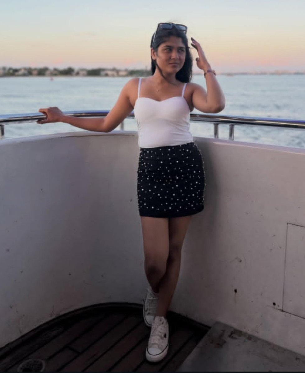 vijayrants's tweet photo. Ayoo reybee akkaa... Armpit show laam kaamikireenga 🌚 paravala dress uh semmaiya Iruku 😋 manasu perusu pola akka 😝 https://t.co/VFDDg0Hhx5