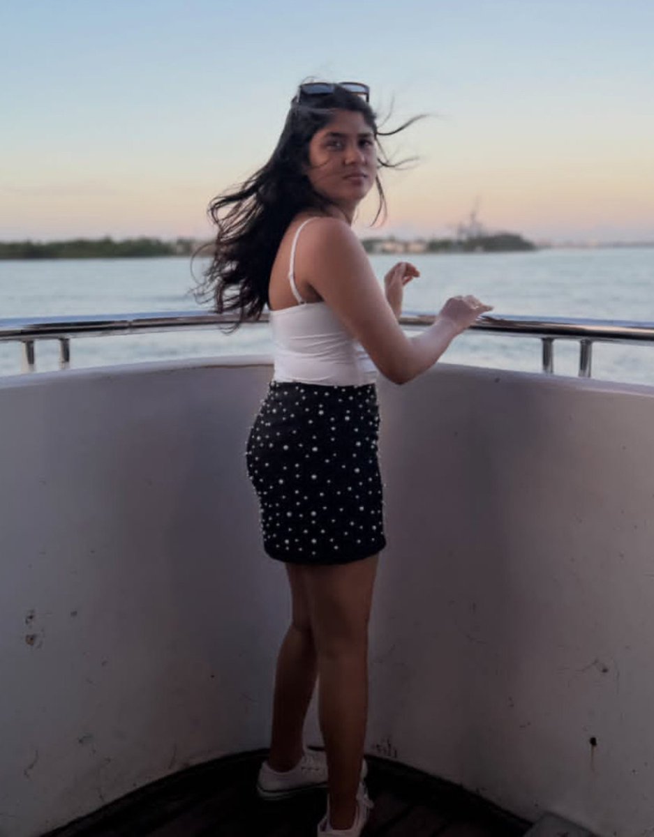 vijayrants's tweet photo. Ayoo reybee akkaa... Armpit show laam kaamikireenga 🌚 paravala dress uh semmaiya Iruku 😋 manasu perusu pola akka 😝 https://t.co/VFDDg0Hhx5