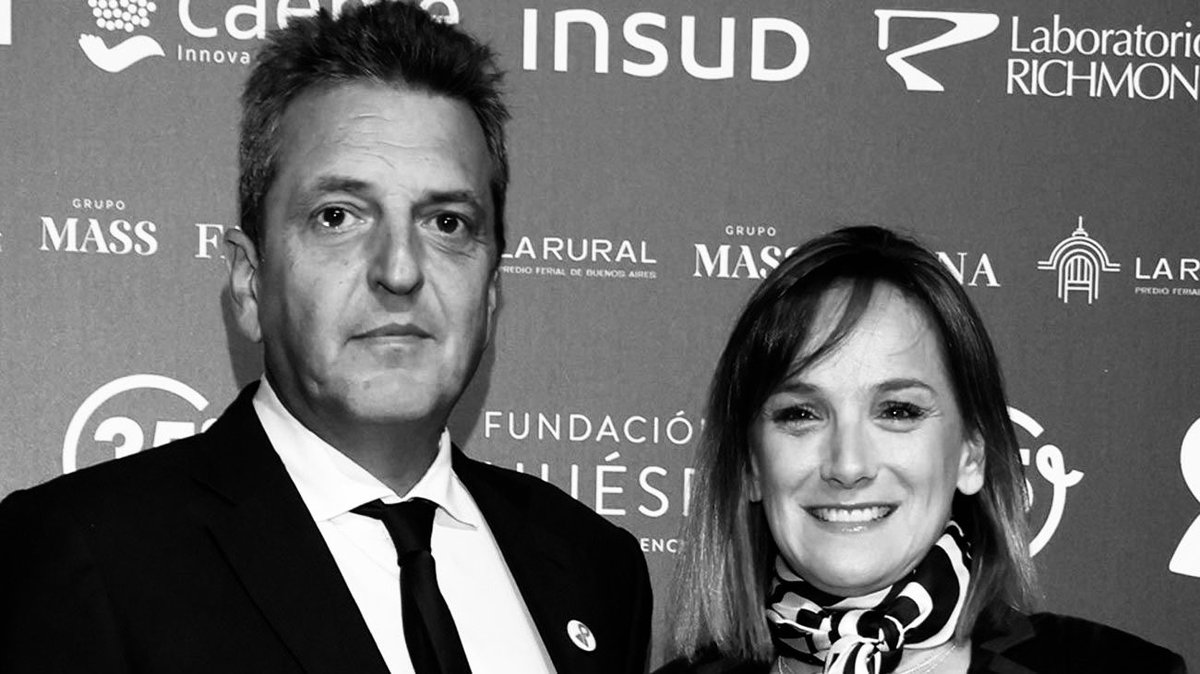 CarrieLarrsen09's tweet photo. El cambio de pasaporte que hizo Malena Galmarini en Montevideo le permitió evadir esto:
Si sale con pasaporte argentino = queda registrado que "la senadora salió"
Si entra a Barbados con pasaporte italiano = "un ciudadano italiano entró"
Galmarini desaparece de los registros oficiales de viaje
Esto 
•Viola las leyes de transparencia de funcionarios
•Evade fiscalización del Estado
•Es ocultamiento de información a la autoridad
Todos los funcionarios públicos deben registrar los obsequios o financiamientos de viajes que reciben, cuando las normas permiten su aceptación, conforme al Decreto N° 1179/2016 (reglamentario de la Ley de Ética Pública 25.188).