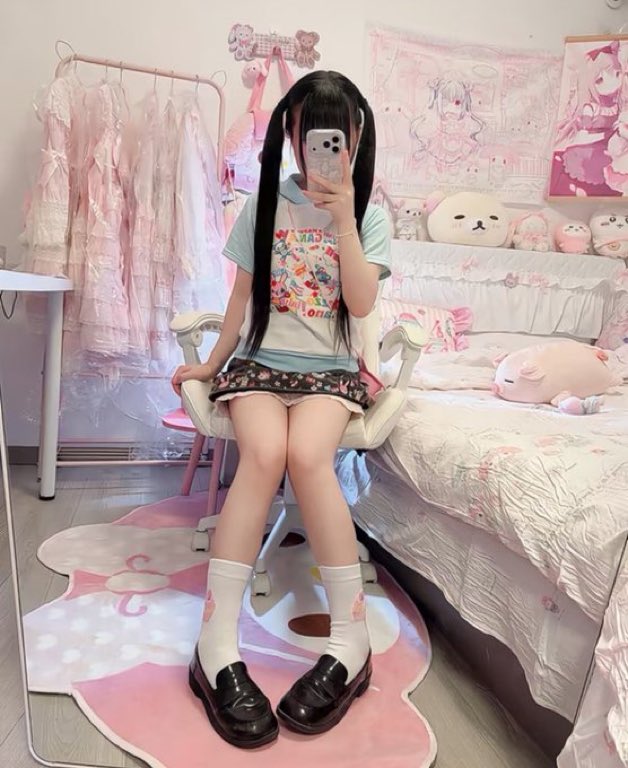 carla85qm8's tweet photo. 不去学校，就想发相片

有人要锐评我的福吗

1：看福    2：看🐻

Luo照  实况！！不要🚪看了别说黑就行！！ https://t.co/psMqpdy7ek