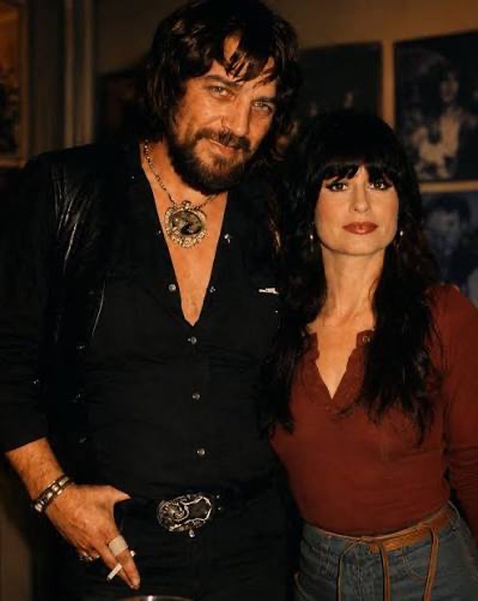 GuntherEagleman's tweet photo. Tell me this isn’t crazy…

Go look at old pictures of Waylon Jennings wife, Jessi Colter, and then look at Ella Langley.

The dark hair. The bangs. The eyes. Even some of the expressions.

It seriously looks like Ella stepped straight out of the outlaw country era.

Country music really does come full circle sometimes.