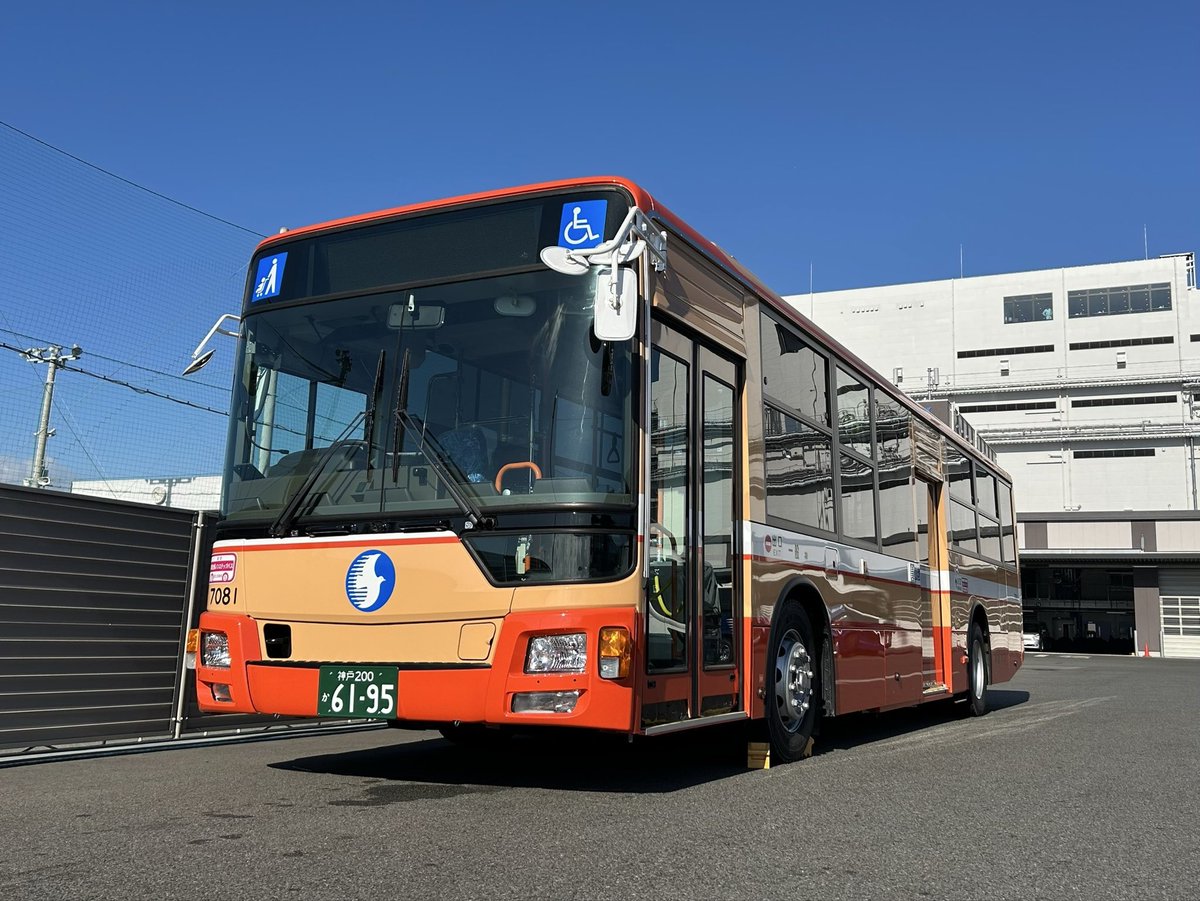 shinkibus's tweet photo. 😎 #サカナクション ﾗｲﾌﾞ参戦の魚民の皆様🐠

今日明日開催㊗️三宮駅や新神戸駅からジーライオンアリーナへは快適便利な直通バスで🚌

臨時便以外に日中約10分毎に定期便もあり‼️
🚨夕方は道路も人も混むため早め移動がｵｽｽﾒ

バスを待って何分か後に乗る🫲😎
今乗って何分か後に着く😎🫱
#SAKANAQUARIUM20262027透明
#透明ツアー #山口一郎