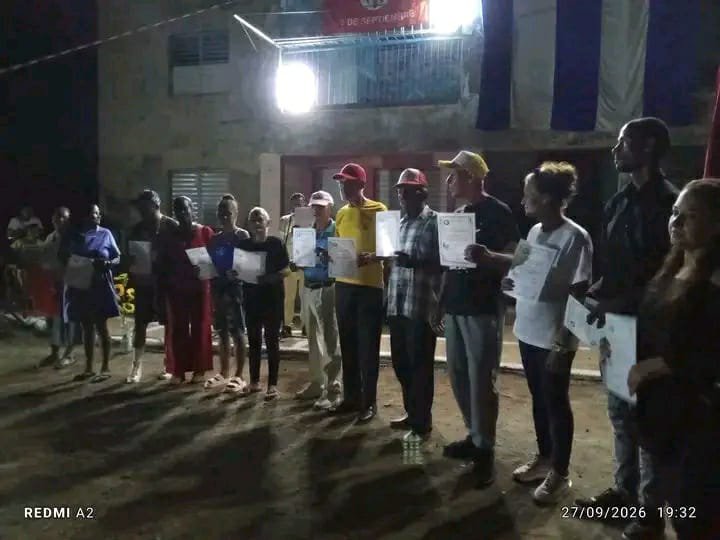 Jdguilarte's tweet photo. Celebra #MOA acto por el 66 aniversario de los CDR, Defendiendo a la Revolución desde mi barrio. 
#DesdeElBarrioJuntoAFidel https://t.co/wqKi1CM2Bk