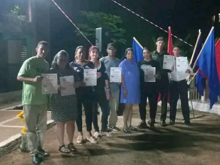 Jdguilarte's tweet photo. Celebra #MOA acto por el 66 aniversario de los CDR, Defendiendo a la Revolución desde mi barrio. 
#DesdeElBarrioJuntoAFidel https://t.co/wqKi1CM2Bk