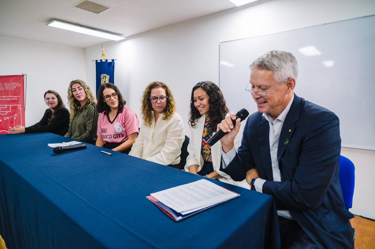 AusEmbMex's tweet photo. La semana pasada tuve el gusto de acompañar a @girlsunitedfamx en el conversatorio “Nuestra cancha, nuestra voz”, en la @UNAM_MX.

A través del #DAP, apoyamos su proyecto “Lideresas del Futuro”, que fortalece el liderazgo de mujeres y niñas mediante el fútbol ⚽️ https://t.co/sjuTFmQR0R