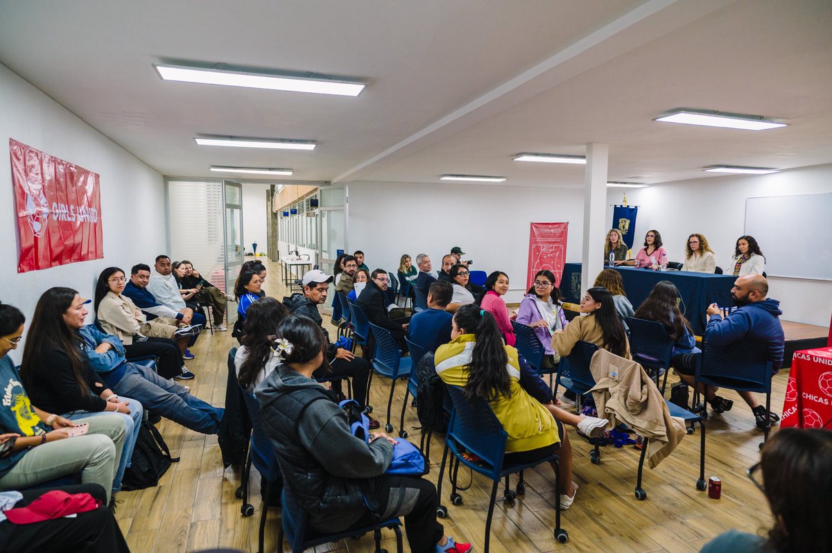 AusEmbMex's tweet photo. La semana pasada tuve el gusto de acompañar a @girlsunitedfamx en el conversatorio “Nuestra cancha, nuestra voz”, en la @UNAM_MX.

A través del #DAP, apoyamos su proyecto “Lideresas del Futuro”, que fortalece el liderazgo de mujeres y niñas mediante el fútbol ⚽️ https://t.co/sjuTFmQR0R