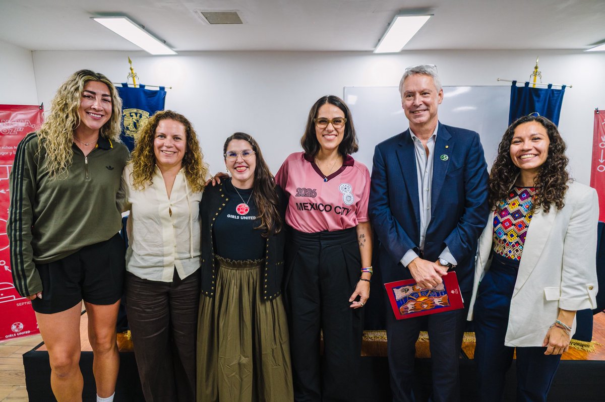AusEmbMex's tweet photo. La semana pasada tuve el gusto de acompañar a @girlsunitedfamx en el conversatorio “Nuestra cancha, nuestra voz”, en la @UNAM_MX.

A través del #DAP, apoyamos su proyecto “Lideresas del Futuro”, que fortalece el liderazgo de mujeres y niñas mediante el fútbol ⚽️ https://t.co/sjuTFmQR0R