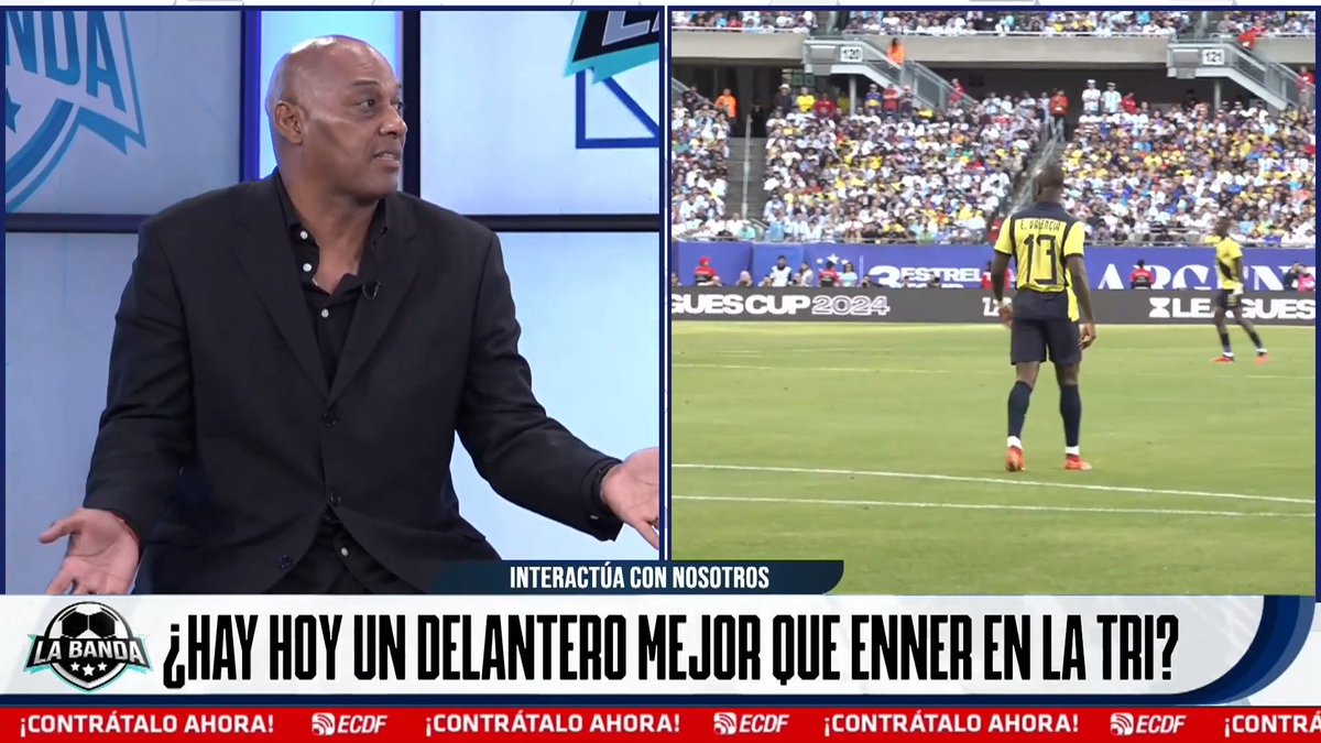 A sports broadcast screenshot showing a commentator in a black suit on the left and soccer footage of a player in a yellow and blue jersey (#11) on the right, with Spanish text at the bottom asking '¿HAY HOY UN DELANTERO MEJOR QUE ENNER EN LA TRI?'