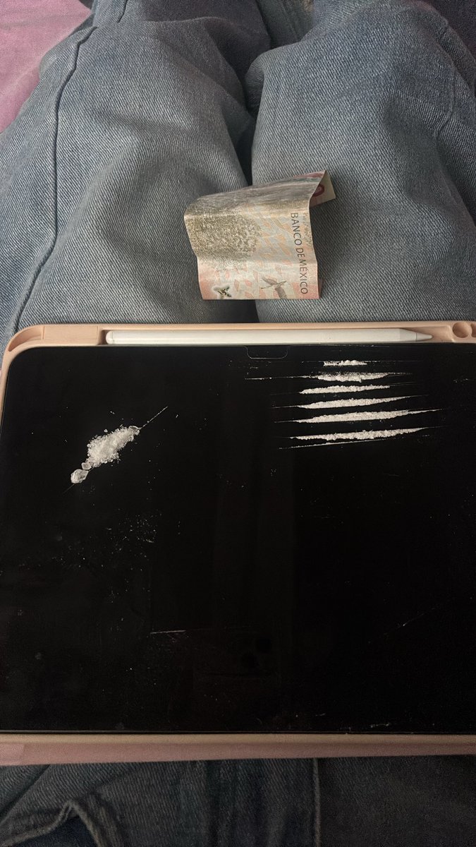 Sabrinaice18's tweet photo. quien quiere unas lineas de ice? #drugtwt https://t.co/Ng86ebCIyq