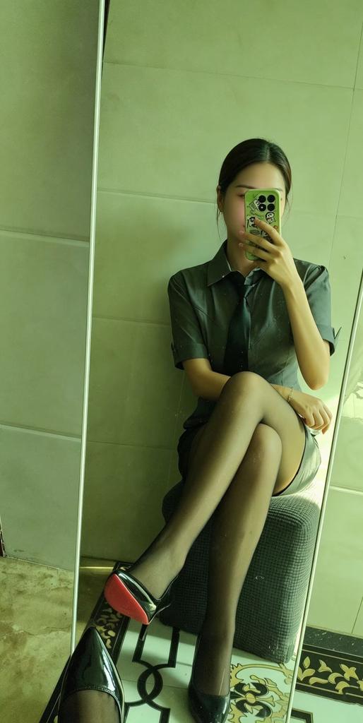 duorouguo1's tweet photo. 没人想试试看高跟鞋👠里的丝袜吗？
猜猜是酸的还是香的呢？

关注+转推点赞在评论区抽2个送原味❤️ https://t.co/kdpPdmmEle