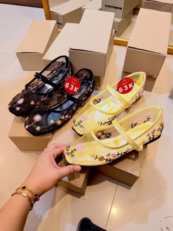 hpdjzz_'s tweet photo. INI SIH GUDANGNYA FOOTWEAR CANTIK + AFFORDABLE🫵🏻🫠
Rekomendasi warga memang gapernah gagal, koleksinya cakep, banyak pilihan model dan warnanya, yang paling penting… masih ramah gaji UMR 😭🤍 https://t.co/782ascwpaC