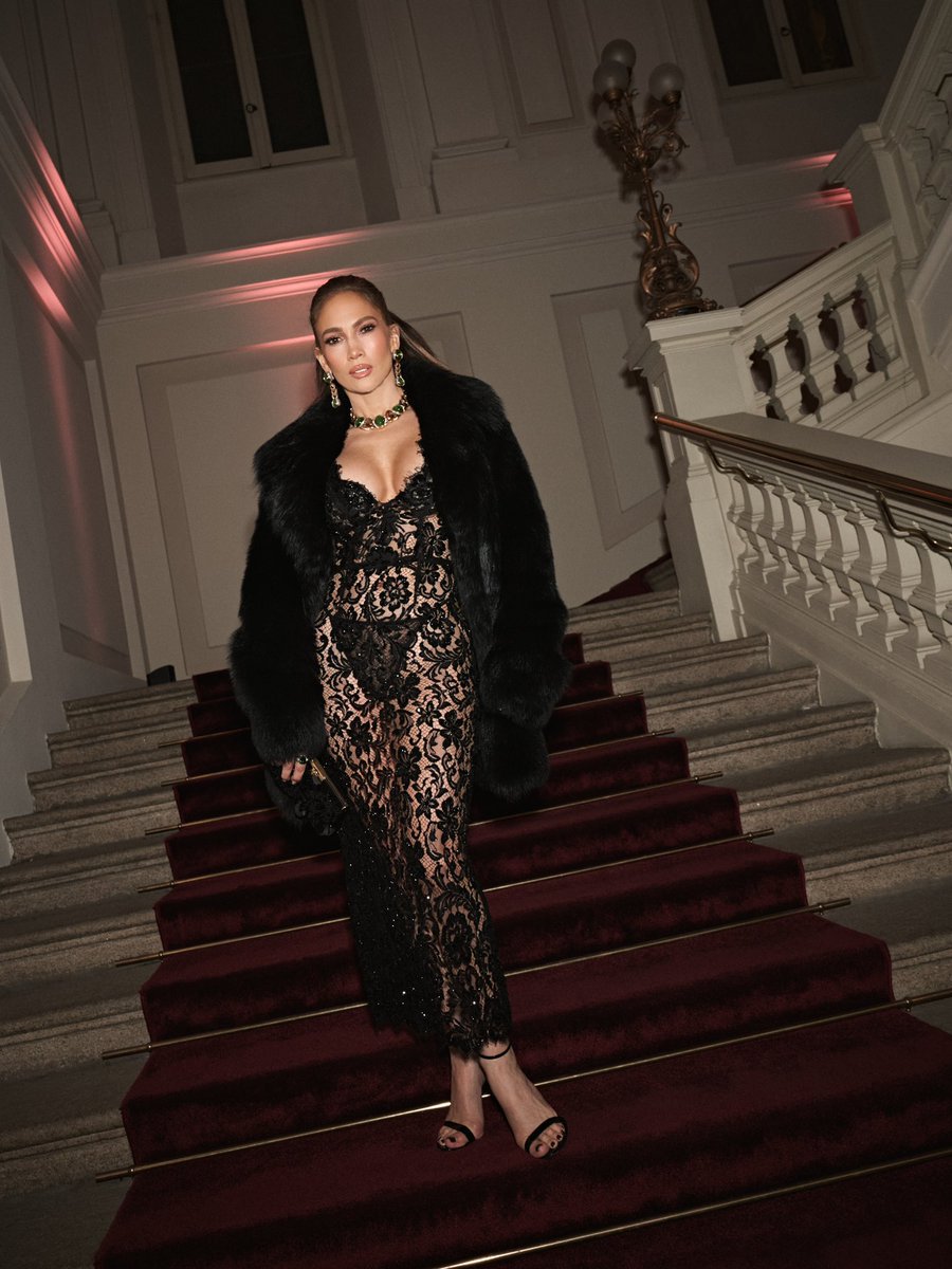InsideTheENT's tweet photo. Jlo x Dolce after party 🪇 https://t.co/kS7C3nCv2d
