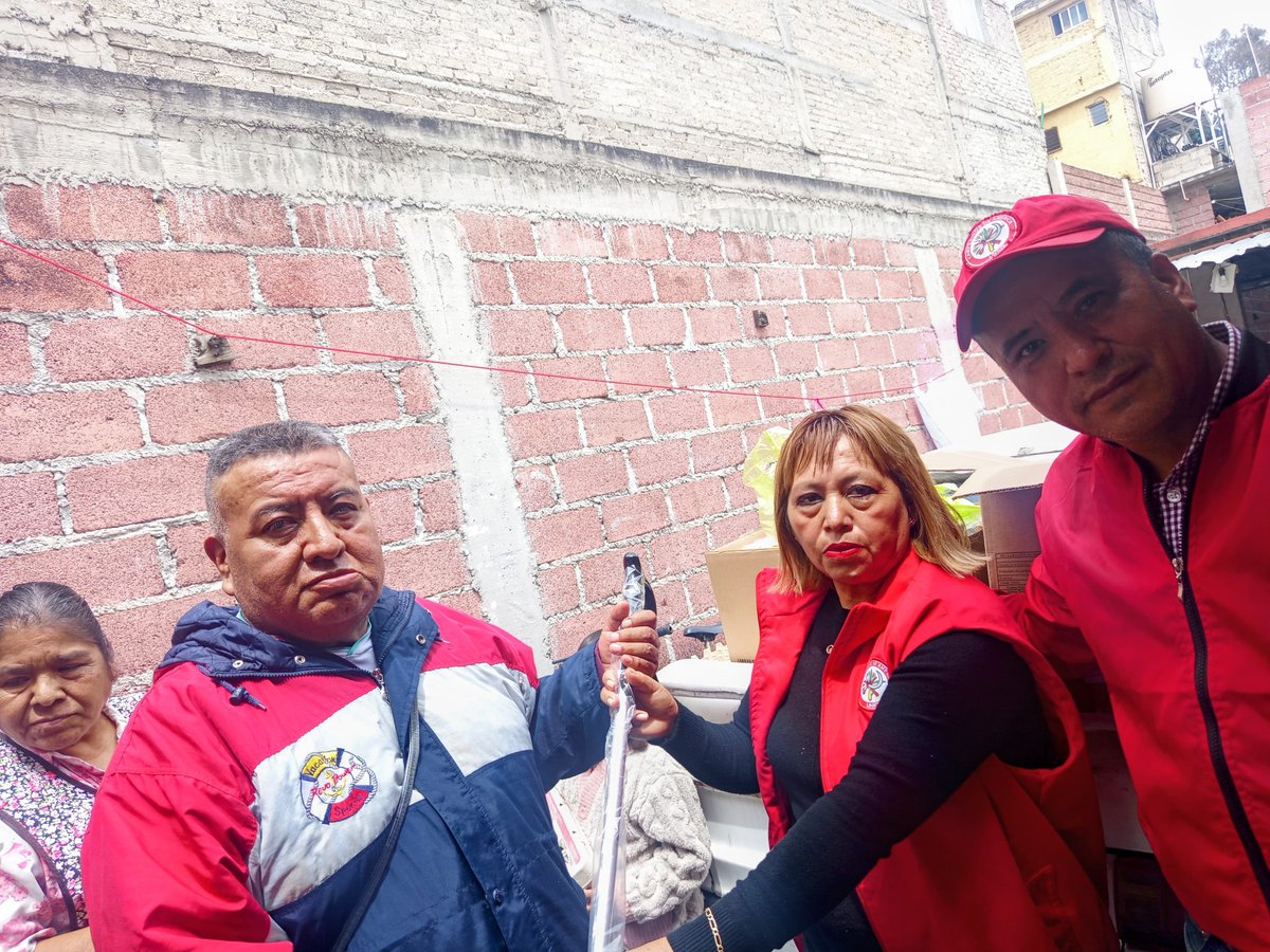 VICTORG34518098's tweet photo. Seguimos recorriendo las calles de Tlalnepantla y en esta ocasión, visitamos la colonia Dr. Jorge Jiménez Cantú para escuchar de primera mano las necesidades, inquietudes y propuestas de las y los vecinos,apoyamos con nuestro programa de bastones CNC  gratuitos. https://t.co/ou893PsvpS
