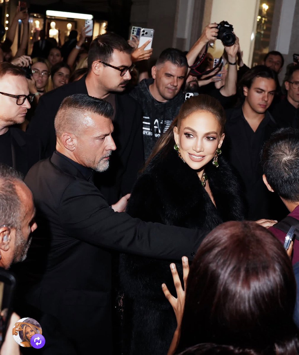 InsideTheENT's tweet photo. Jlo x Dolce after party 🪇 https://t.co/kS7C3nCv2d