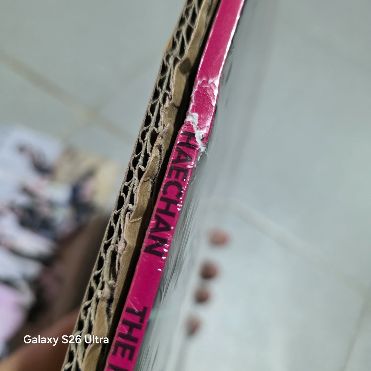 I_amThatKid's tweet photo. Ayy naku ayoko na lang talaga magsalita pero this speak volume already kung gaano ka karesponsible at kaingat. Una Ba't hindi sya naka-box?? Nakabalot lang na THIN cardboard tas Bubble wrap mabigat yung album na kasama and expect mo na, na madaming sorting facility na dadaanan++ https://t.co/ysRy5hTbwG