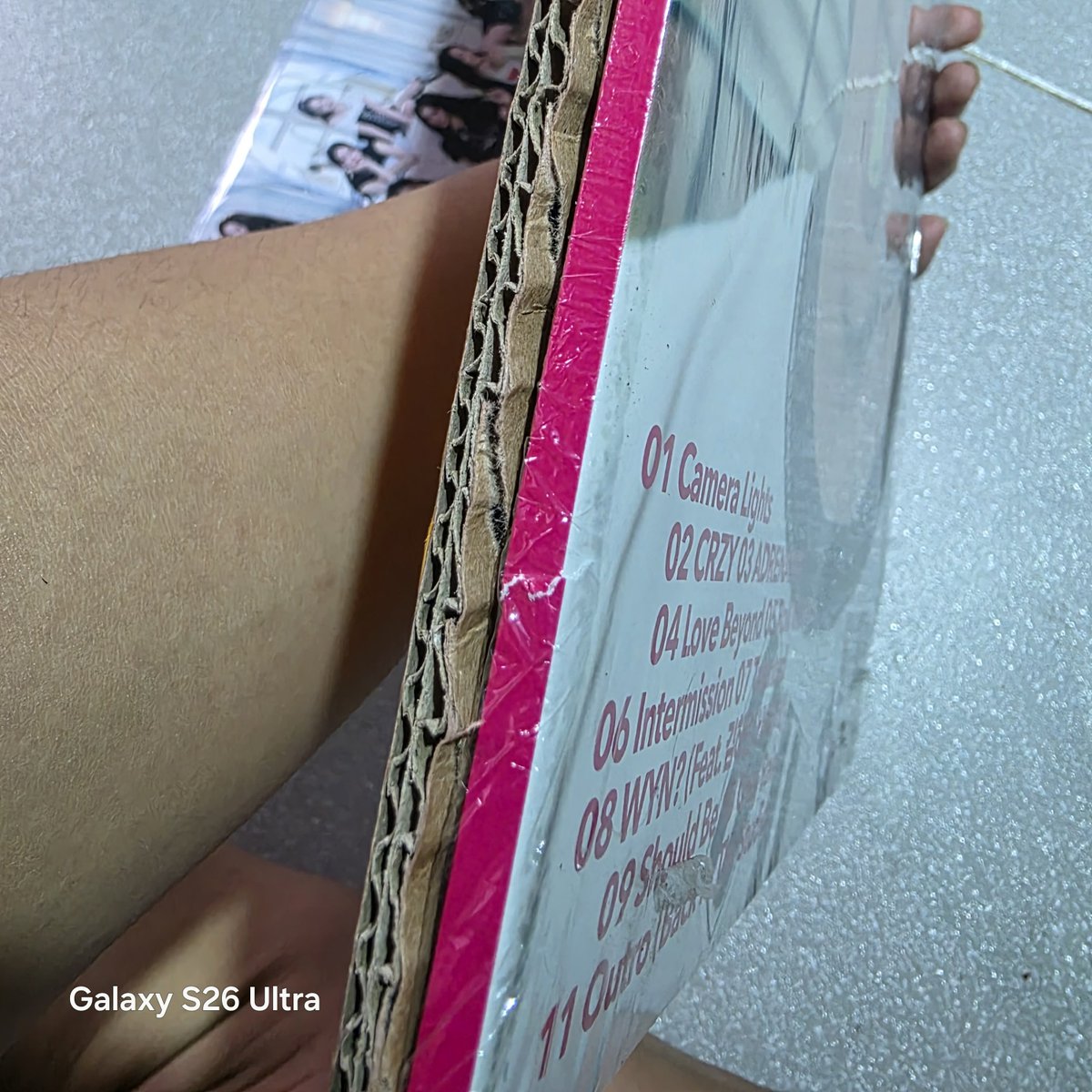 I_amThatKid's tweet photo. Ayy naku ayoko na lang talaga magsalita pero this speak volume already kung gaano ka karesponsible at kaingat. Una Ba't hindi sya naka-box?? Nakabalot lang na THIN cardboard tas Bubble wrap mabigat yung album na kasama and expect mo na, na madaming sorting facility na dadaanan++ https://t.co/ysRy5hTbwG