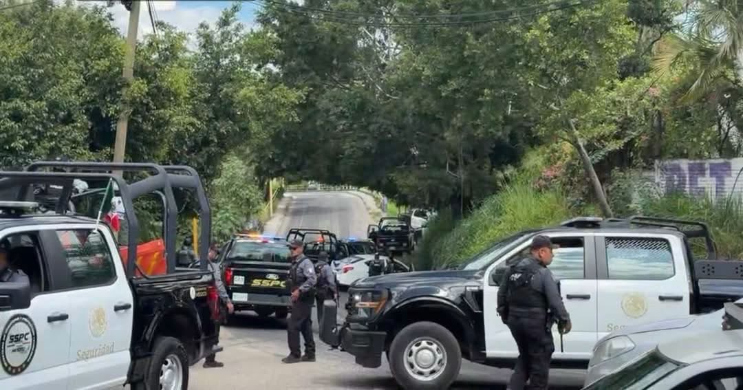 derechoderepli's tweet photo. PERSECUCIÓN EN #Oaxtepec TERMINA CON CHOQUE Y UN DETENIDO

Esta tarde se registró una persecución luego de que el conductor de un Nissan Versa blanco  evadiera un filtro de revisión de seguridad federal en el poblado de San Carlos, municipio de Yautepec ec #SanCarlos  #Morelos https://t.co/TBLafTMCY0