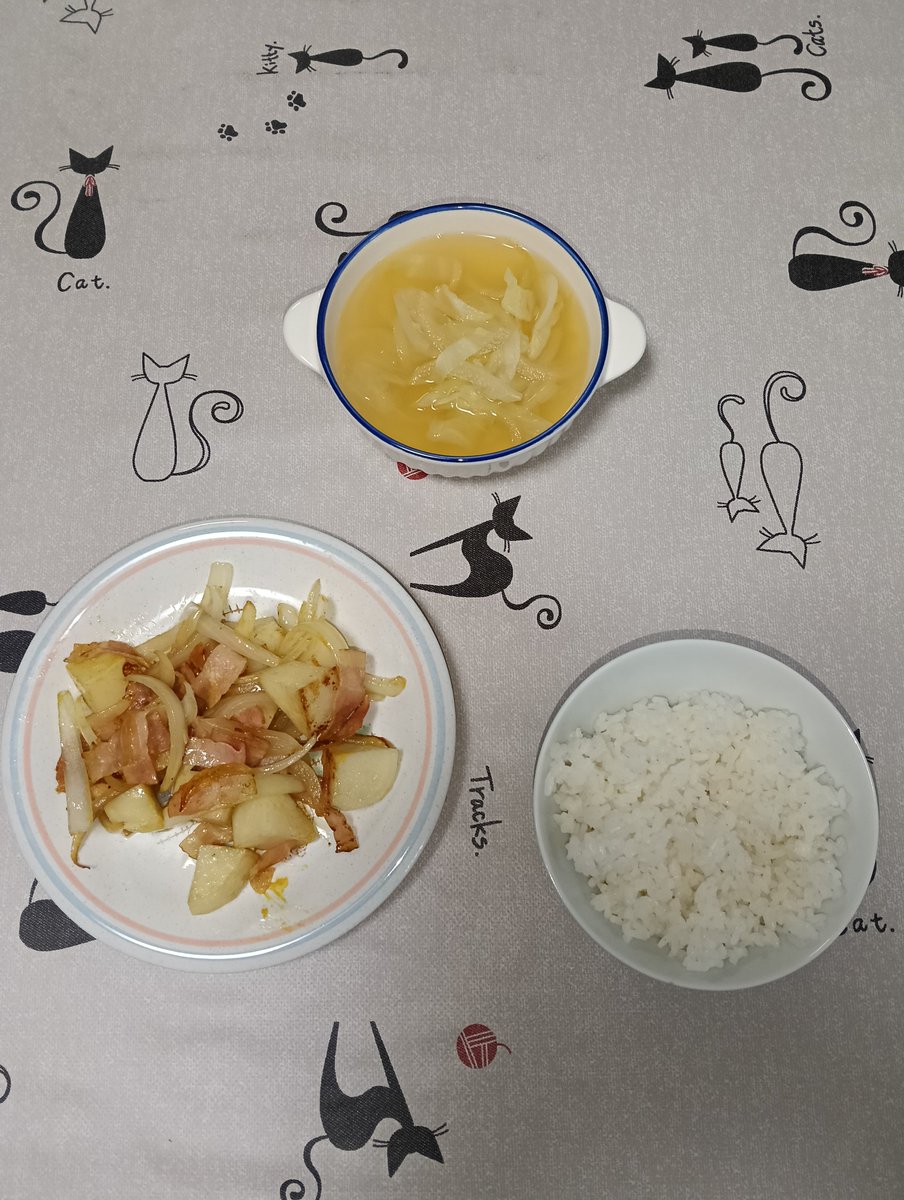 mikuron_1313's tweet photo. 今日はジャーマンポテトにした(｀･ω･´)ﾉ 
ご飯
ジャーマンポテト
キャベツと玉ねぎのコンソメスープ
いただきます(人´▽｀*) https://t.co/EwHTup1eSX