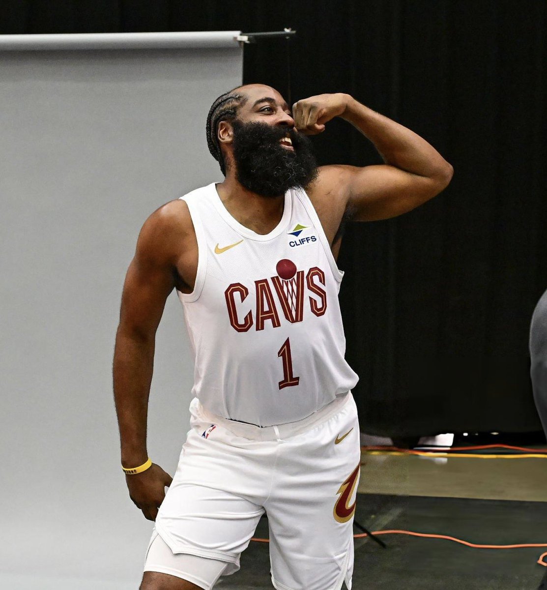 HoodiGarland's tweet photo. Ngl I never knew James Harden had this much personality dawg 😭 https://t.co/Kvn5xoLMp3