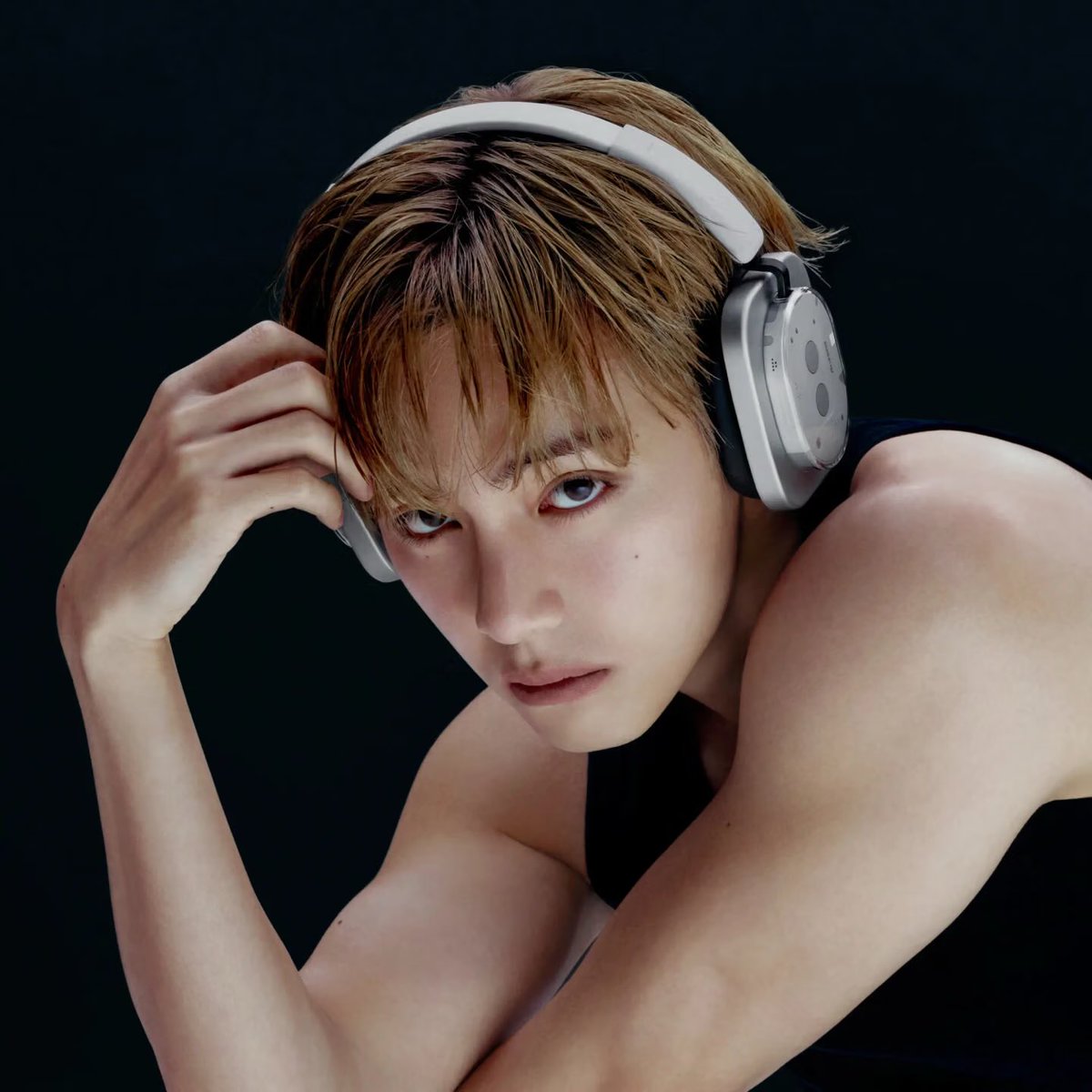 onIyforv's tweet photo. TAEHYUNG LOOKING GORGEOUS FOR NOTHING HEADPHONES 
NOTHING GLOBAL AMBASSADOR V
TAEHYUNG FOR NOTHING
#TAEHYUNGxNOTHING
#VxNOTHING https://t.co/fErQa0PDbA