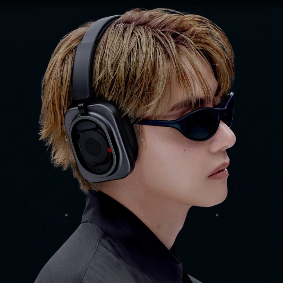 onIyforv's tweet photo. TAEHYUNG LOOKING GORGEOUS FOR NOTHING HEADPHONES 
NOTHING GLOBAL AMBASSADOR V
TAEHYUNG FOR NOTHING
#TAEHYUNGxNOTHING
#VxNOTHING https://t.co/fErQa0PDbA