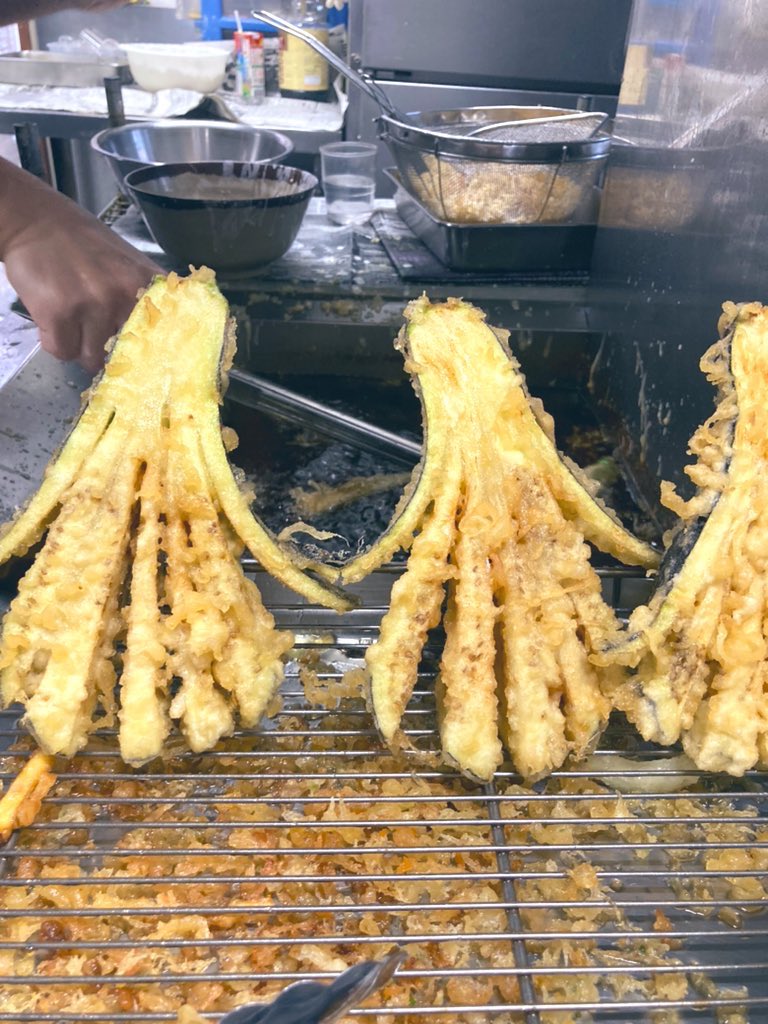 udon_yamamori's tweet photo. おはようございます！

『ナスの与一ぶっかけ』まだ食べてない～
とご来店くださるお客さまが増えてきました😊💦
少しだけ入ったのでもうちょっと延長します！
揚げたてのナスビをぶっかけ出汁でお召しあがりいただくうどんです✨️
良かったらいかがでしょう🙌

野菜のおかずあります💕

 #山もり https://t.co/g2oDweVylK