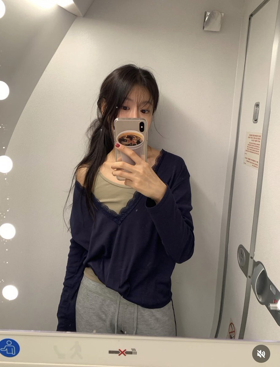 forourloving_'s tweet photo. 이거 인스타에서 보자마자 포에토일까 언더비일까 너무 궁금했는데.. (제발 언더비이길 빌었음.. 포에토는 10억쯤 할테니까) 다행히 언더비여서 이번 기회에 바로 샀슴 https://t.co/Vf3hmLkixW