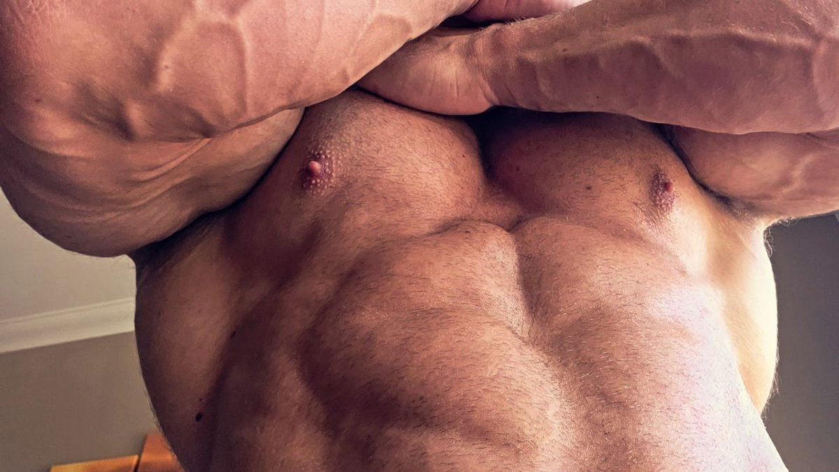 MaxSteelMuscle's tweet photo. No filter, no shirt, no notes.

#bodybuilder #muscleworship #chest #abs https://t.co/LvIWMEDPVQ