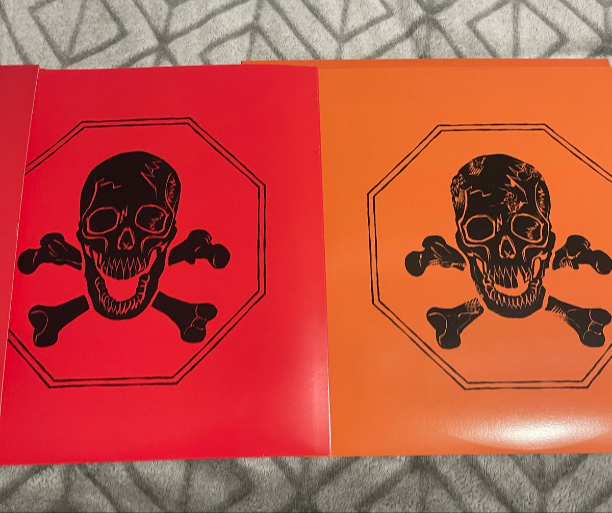 _Star0fTheShow_'s tweet photo. // I am a very big fan on how the skulls look different on the act II covers,,, https://t.co/k2zzkISqJw