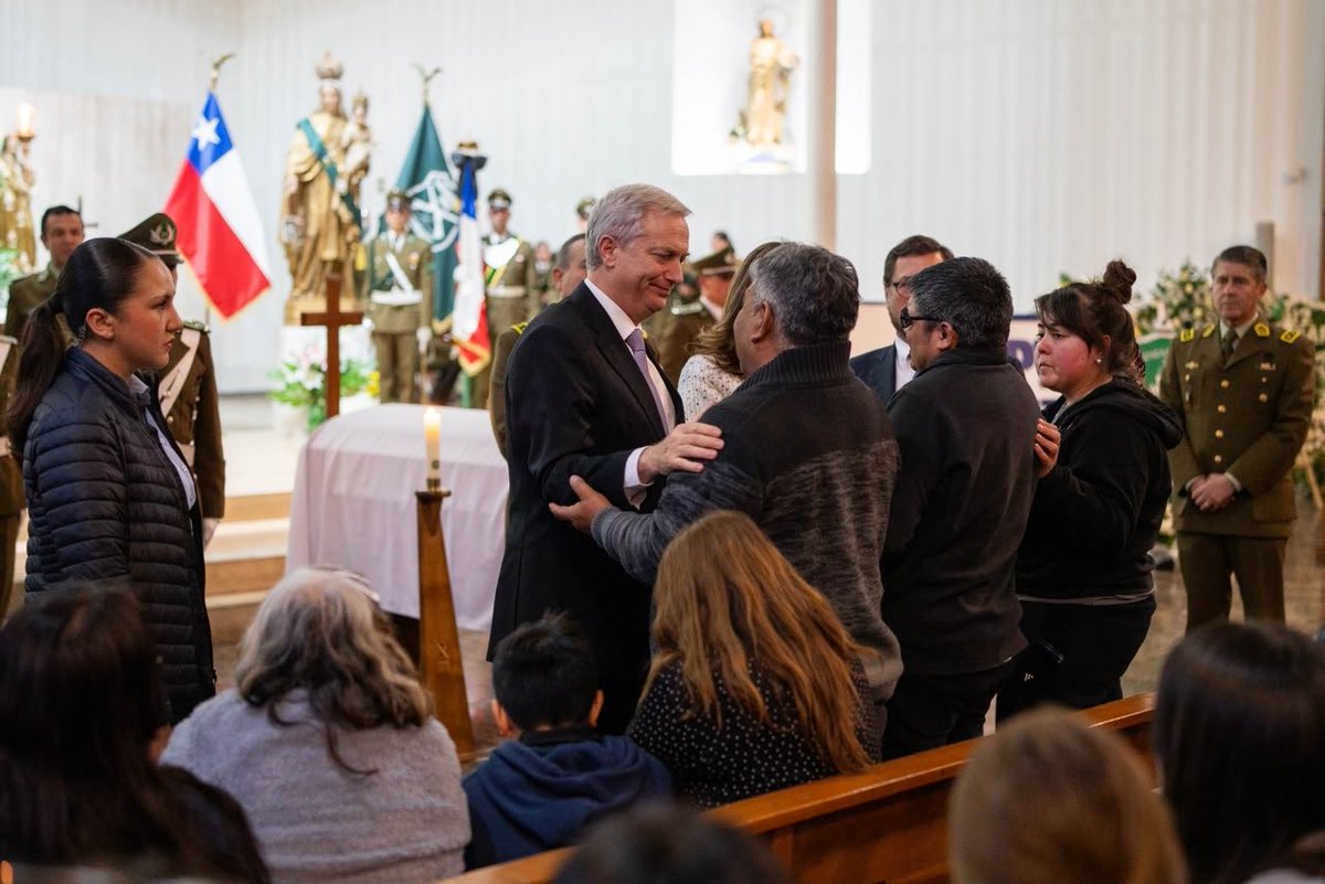 PresidenteKast's tweet photo. Esta noche, acompañamos a la familia del Cabo Segundo Cristopher Aguilera y la institución de Carabineros de Chile en el inmenso dolor que sienten por la partida de un mártir de nuestra Patria. Ha sido un día difícil para todos y que solo nos compromete a actuar con más fuerza y convicción en el combate al crimen organizado