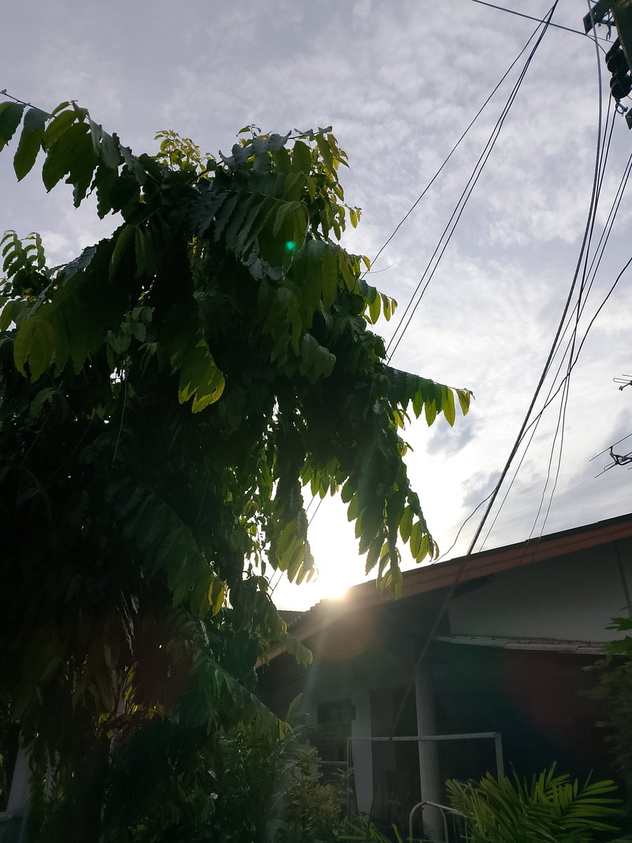 rangsivat2's tweet photo. #น้ําท่วมกรุงเทพ ลาดพร้าวเห็นแดดแล้ว https://t.co/1fLHpHuBCT