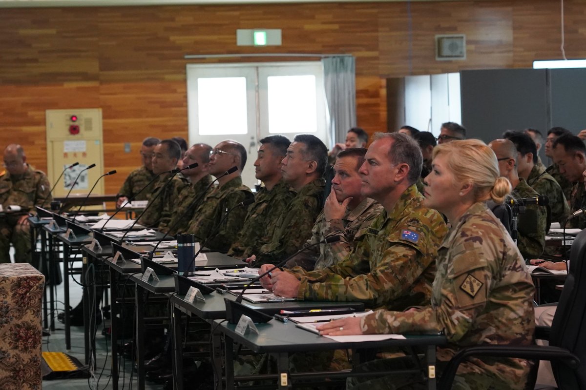 11b_na_jgsdf's tweet photo. 9月22日、オリエント・シールド26の訓練状況について、陸上幕僚長の視察を受けました。
#防衛省 #陸自 #自衛隊 #orientshield #OS26 #日米豪共同 https://t.co/25LpIZw652