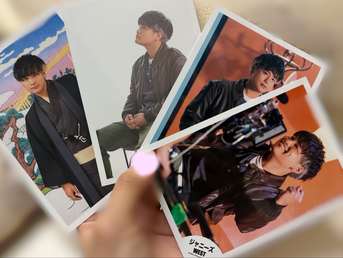 ys1pink's tweet photo. メルカリで買った本から出てきた4人の桐山照史思い出した https://t.co/WRLSTbwkMK