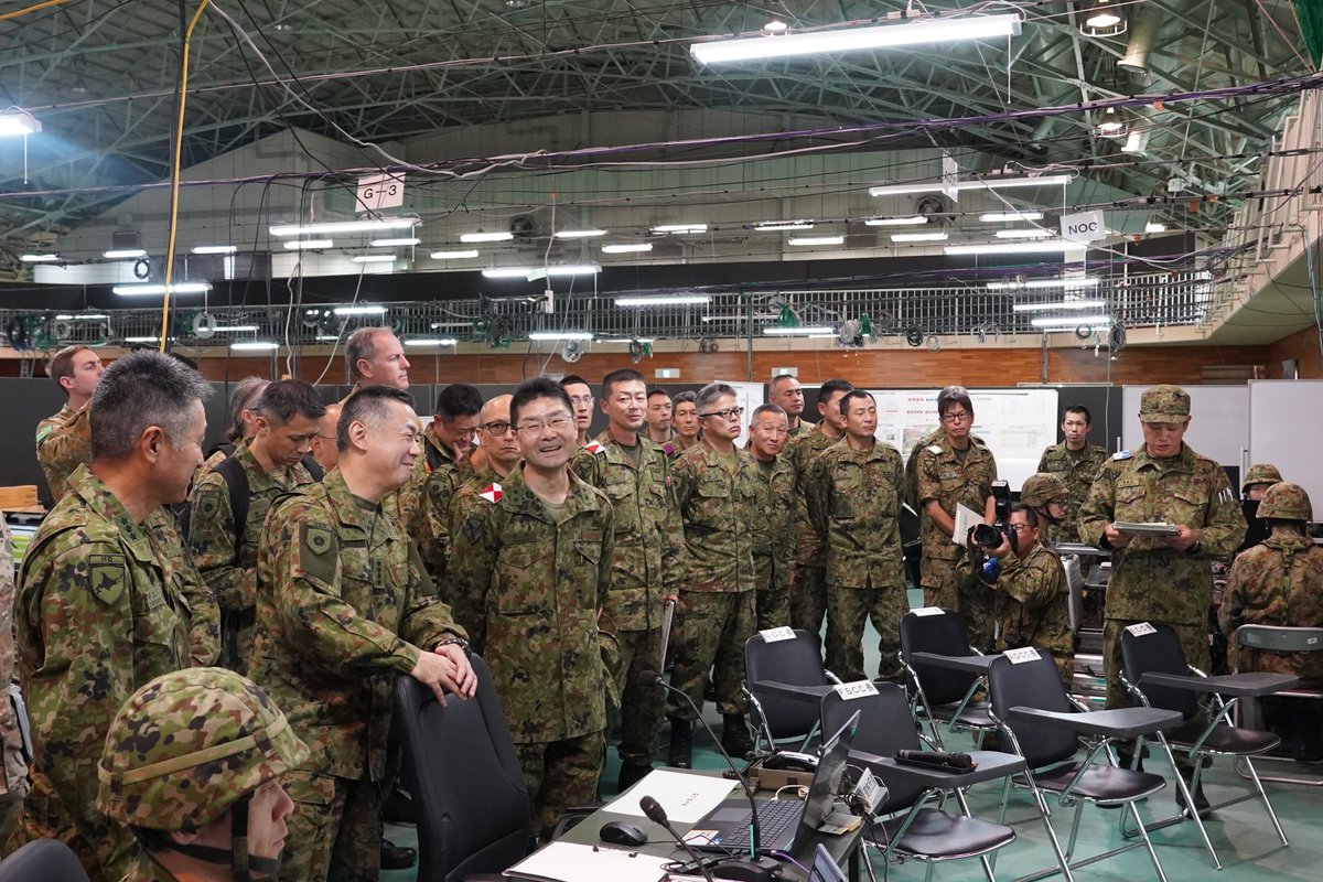 11b_na_jgsdf's tweet photo. 9月22日、オリエント・シールド26の訓練状況について、陸上幕僚長の視察を受けました。
#防衛省 #陸自 #自衛隊 #orientshield #OS26 #日米豪共同 https://t.co/25LpIZw652