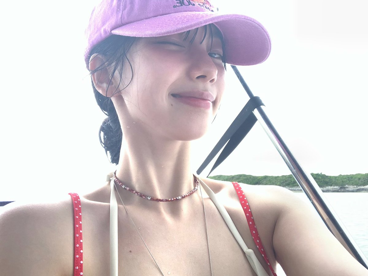 ujiminphoria's tweet photo. KARINA’S BAREFACED IN SWIMSUITS…SHE LOOKS SO GOOD PLS https://t.co/yA6Dx78hal