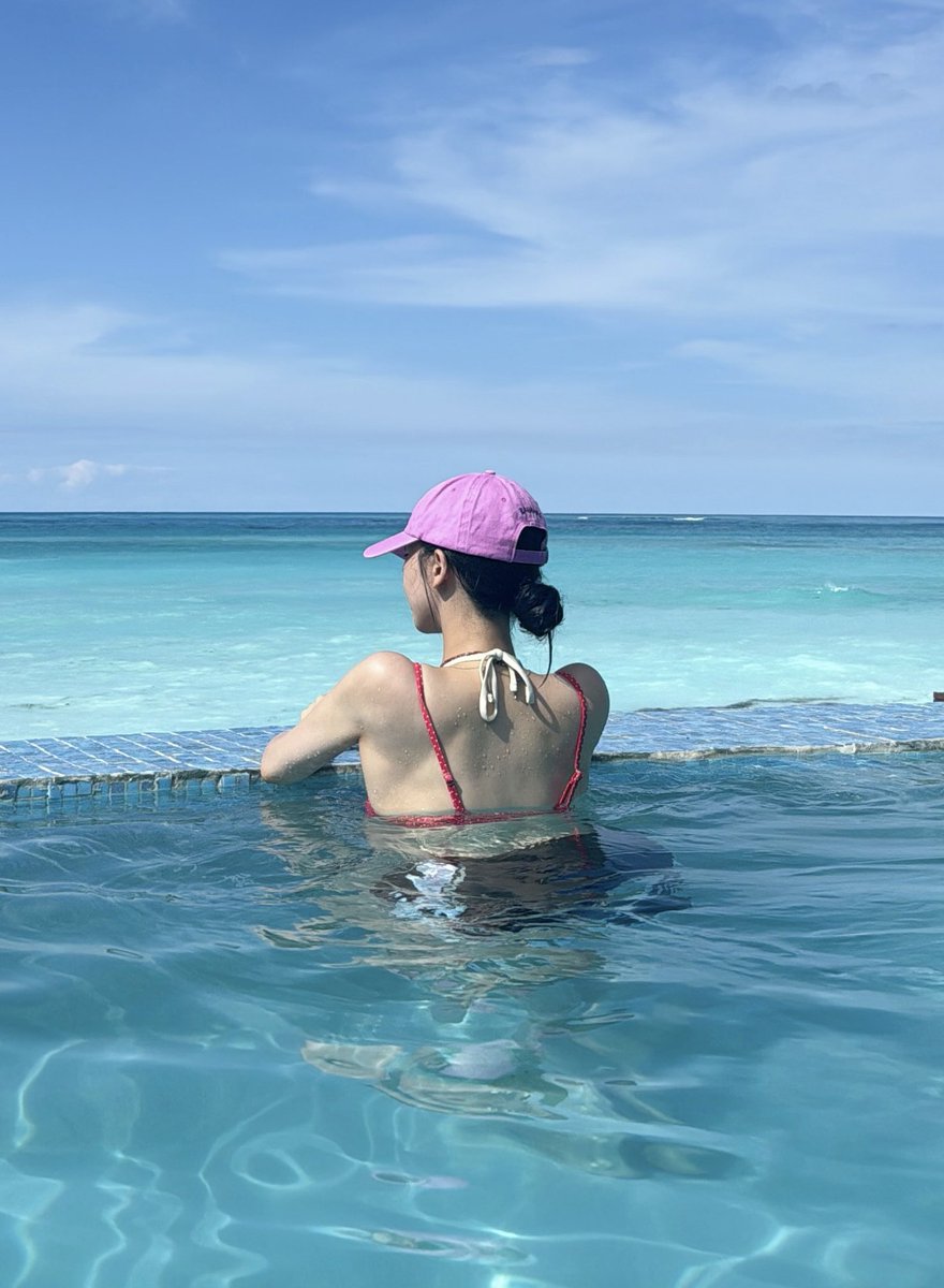 ujiminphoria's tweet photo. KARINA’S BAREFACED IN SWIMSUITS…SHE LOOKS SO GOOD PLS https://t.co/yA6Dx78hal