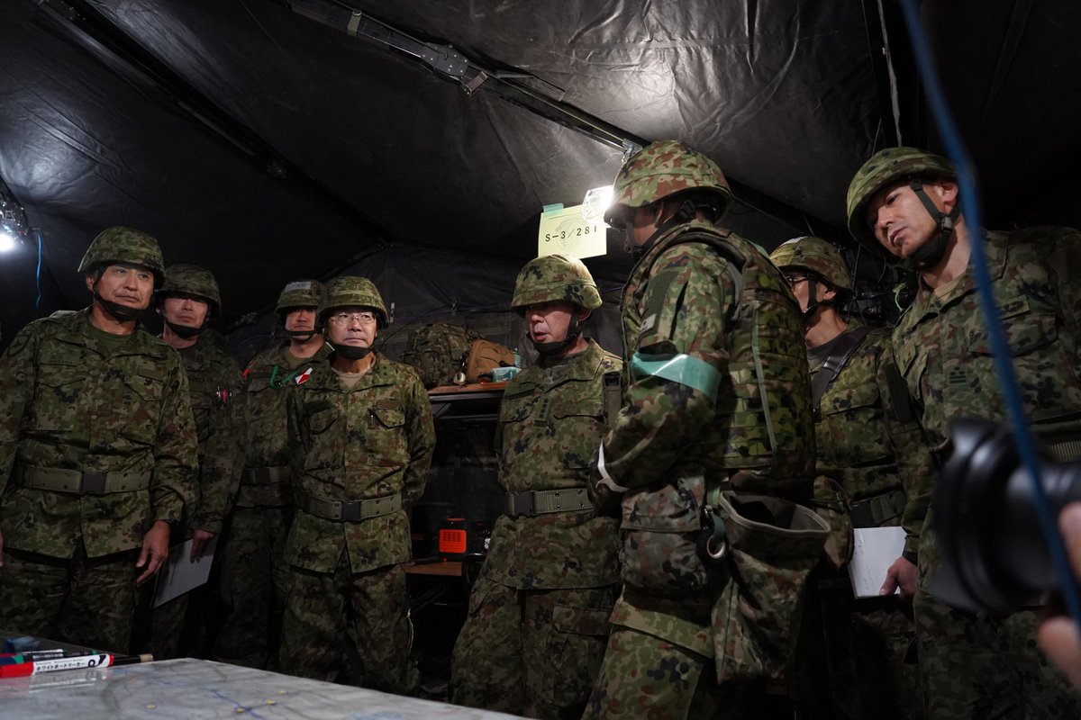 11b_na_jgsdf's tweet photo. 9月22日、オリエント・シールド26の訓練状況について、陸上幕僚長の視察を受けました。
#防衛省 #陸自 #自衛隊 #orientshield #OS26 #日米豪共同 https://t.co/25LpIZw652
