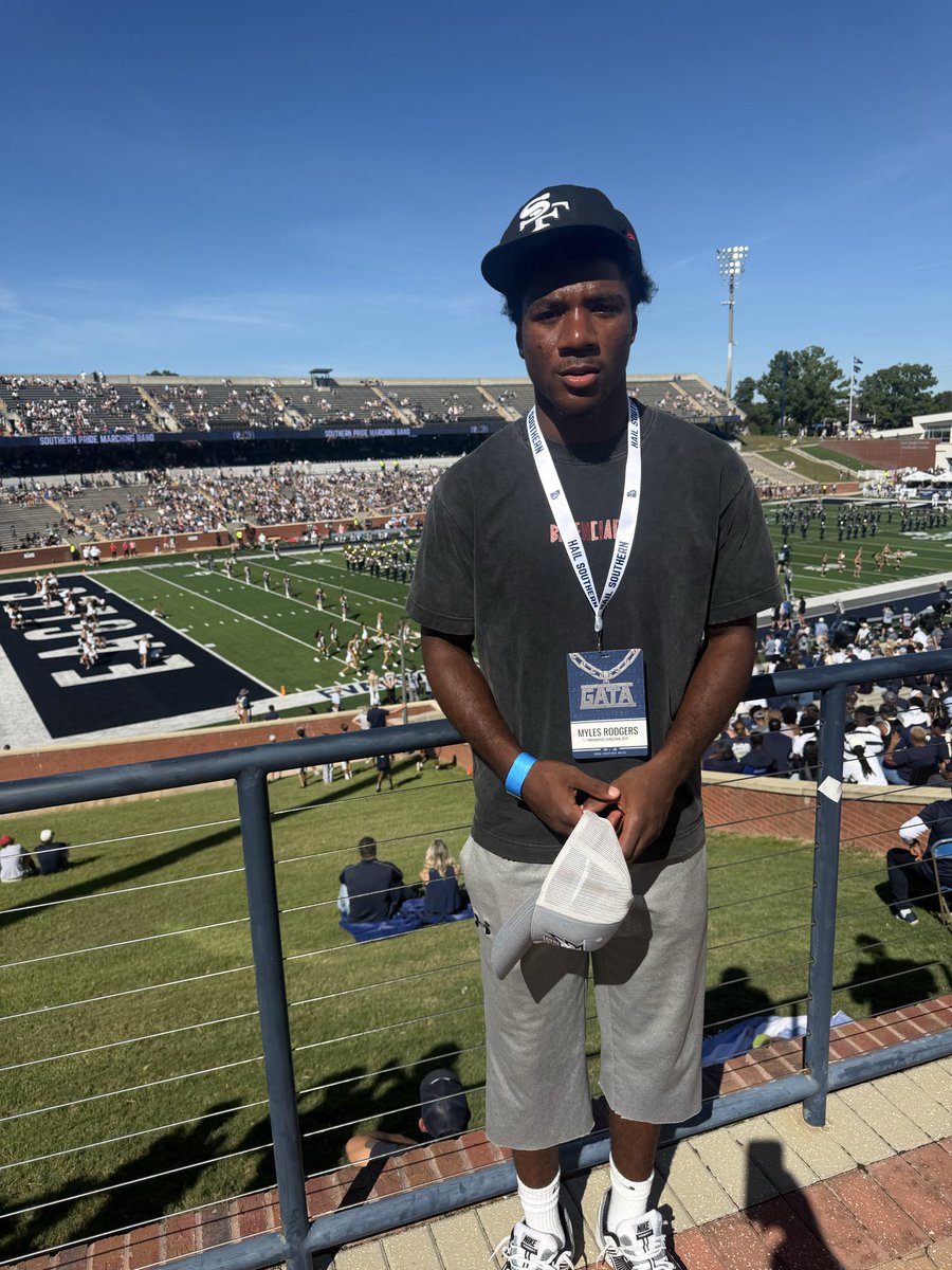 MylesRodgers_4's tweet photo. Great visit to @GSAthletics_FB. Loved the atmosphere, the team, and the energy from the coaching staff. Thank you @CoachBeaurem @CoachSafford for the experience and the opportunity to learn more about the program. https://t.co/NUDiz5ddzk