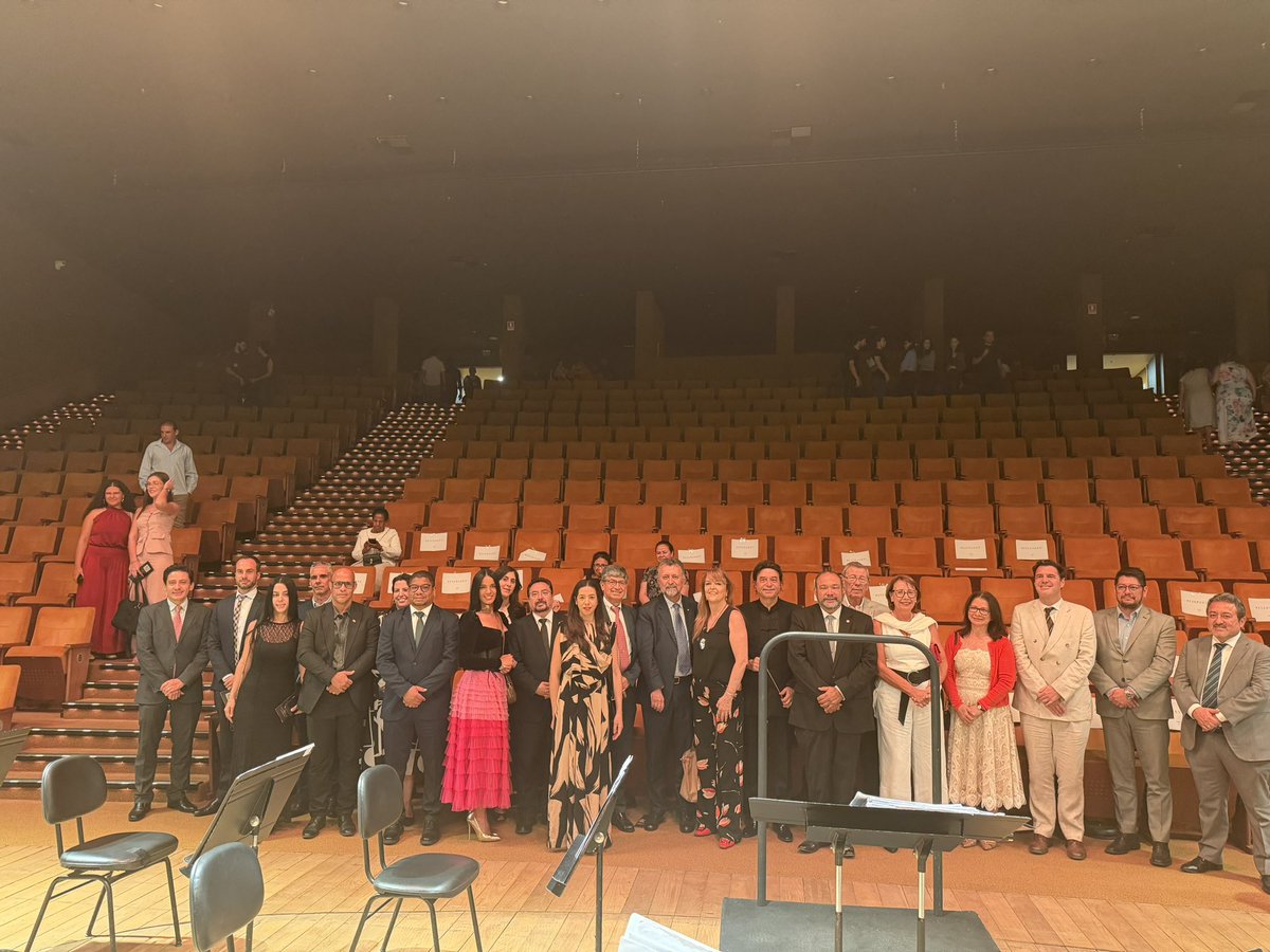 cgarciadealba's tweet photo. Antes,durante y después con los colegas Embajadores y Representantes del #GRULAC, en ocasión del maravilloso concierto latinoamericano y caribeño de la gran Orquesta Sinfónica de @Brasilia_DF dirigida por el Maestro Claudio Cohen.Somos una mega región cultural! @EmbaMexBra https://t.co/InSpl6U4Ju