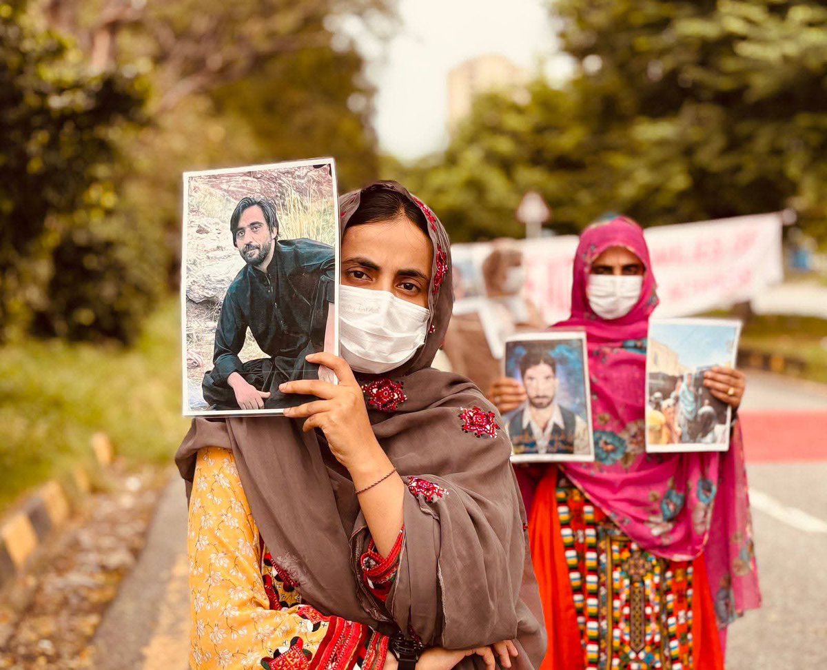 MarriBaloc85135's tweet photo. جبری گمشدگی ایک اجتماعی مسئلہ ہے۰جب مسئلہ کا وجود ہی اجتماعی ہو تو وہاں مزاحمت کا اجتماعی ہونا فطری عمل ہے۰پاکستان بلوچ ماؤں کو اجتماعی سزا دے رہی ہے۰اس اجتماعی سزا کیخلاف اٹھ کھڑے ہوجائیں،مزاحمت کریں۰
#ReleaseNazarMarri
#ReleaseBYCLeaders
#ReleaseAllBalochMissingPersons https://t.co/rmBTZUomWZ