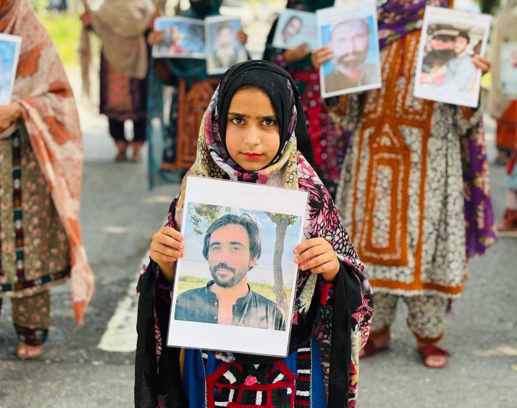 MarriBaloc85135's tweet photo. جبری گمشدگی ایک اجتماعی مسئلہ ہے۰جب مسئلہ کا وجود ہی اجتماعی ہو تو وہاں مزاحمت کا اجتماعی ہونا فطری عمل ہے۰پاکستان بلوچ ماؤں کو اجتماعی سزا دے رہی ہے۰اس اجتماعی سزا کیخلاف اٹھ کھڑے ہوجائیں،مزاحمت کریں۰
#ReleaseNazarMarri
#ReleaseBYCLeaders
#ReleaseAllBalochMissingPersons https://t.co/rmBTZUomWZ