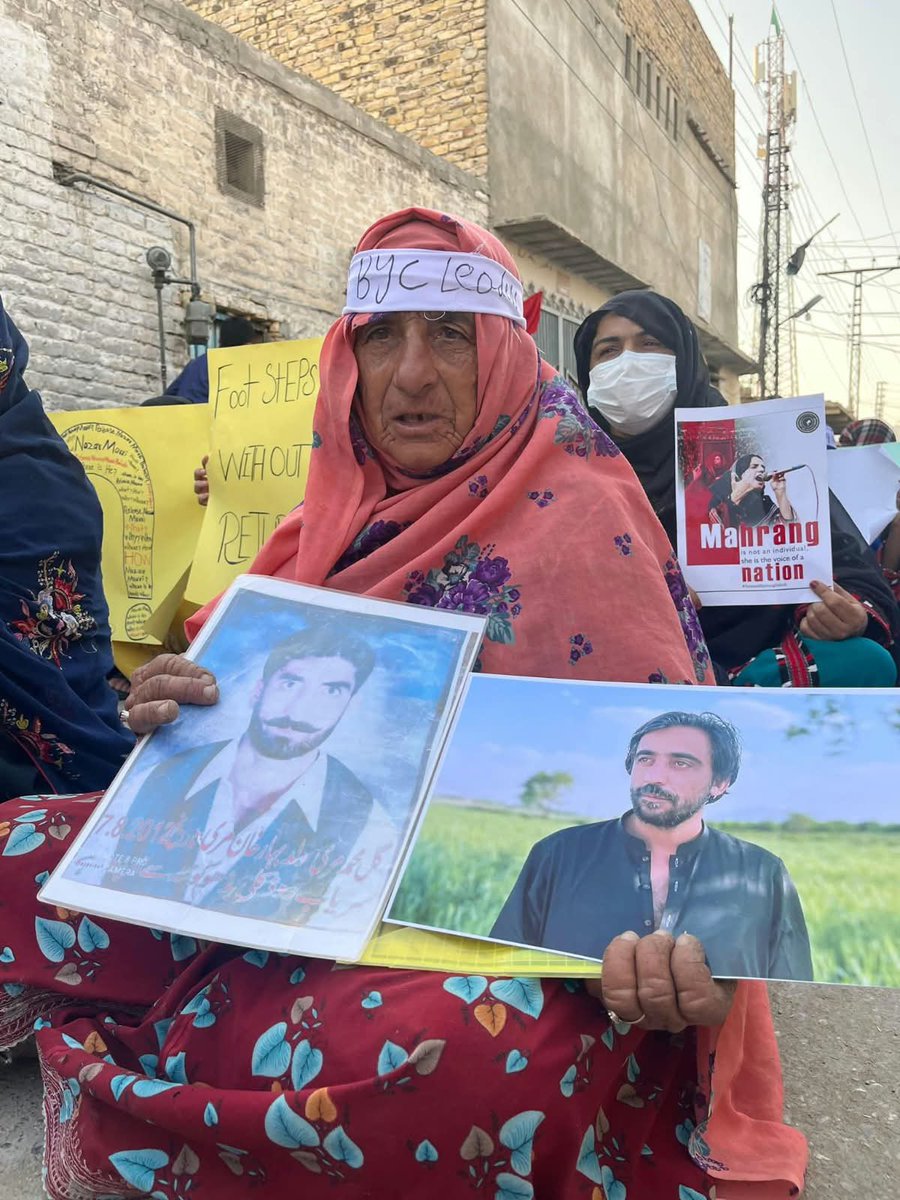 MarriBaloc85135's tweet photo. جبری گمشدگی ایک اجتماعی مسئلہ ہے۰جب مسئلہ کا وجود ہی اجتماعی ہو تو وہاں مزاحمت کا اجتماعی ہونا فطری عمل ہے۰پاکستان بلوچ ماؤں کو اجتماعی سزا دے رہی ہے۰اس اجتماعی سزا کیخلاف اٹھ کھڑے ہوجائیں،مزاحمت کریں۰
#ReleaseNazarMarri
#ReleaseBYCLeaders
#ReleaseAllBalochMissingPersons https://t.co/rmBTZUomWZ