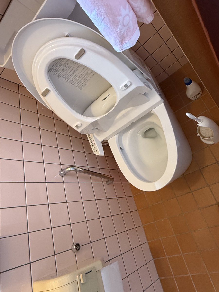 yoshihilo11's tweet photo. トイレつまりのご相談🚽🔧
つまりを取り除き、無事に流れるようになりました！

トイレのつまりは、放っておくと水があふれたり、さらに流れが悪くなることもあります。
「流れがいつもより遅いかも？」など、少しでも気になることがあれば早めの確認を😊

#岡田工務店 #津幡町 #トイレ修理 #水まわり https://t.co/z2fSIxIosG