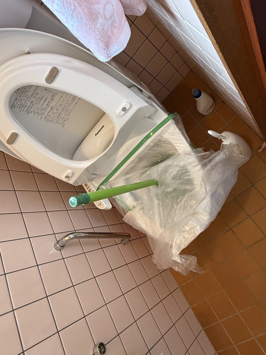 yoshihilo11's tweet photo. トイレつまりのご相談🚽🔧
つまりを取り除き、無事に流れるようになりました！

トイレのつまりは、放っておくと水があふれたり、さらに流れが悪くなることもあります。
「流れがいつもより遅いかも？」など、少しでも気になることがあれば早めの確認を😊

#岡田工務店 #津幡町 #トイレ修理 #水まわり https://t.co/z2fSIxIosG